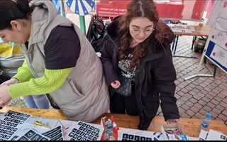 Frauen an einem Stand