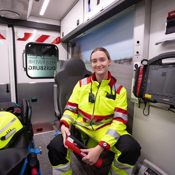 Notfallsanitäterin im Rettungswagen