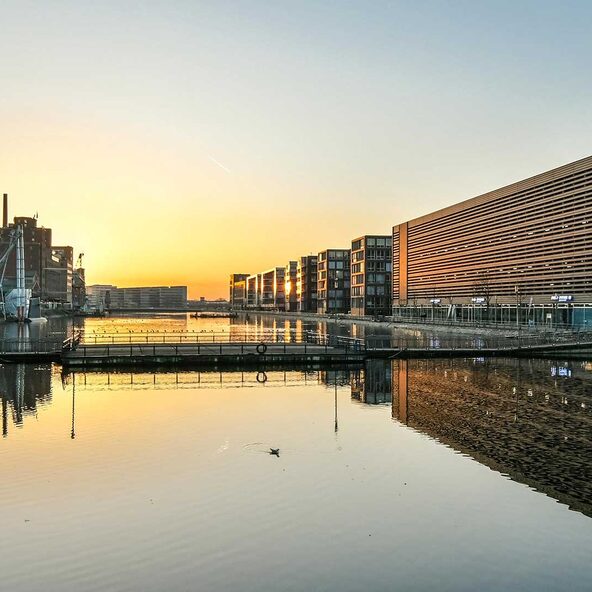 Sonnenuntergang im Innenhafen der Stadt Duisburg