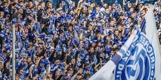 MSV Fans die im Stadion Fahen schwingen