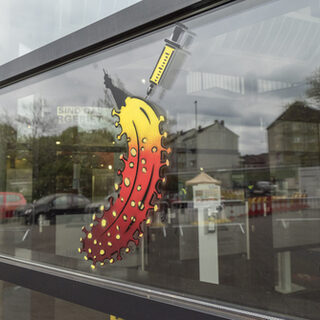 Impfbanane auf einem Fenster des Duisburger Impfzentrums im Theater am Marientor (TAM)