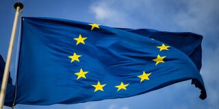 Die Europaflagge weht im Wind