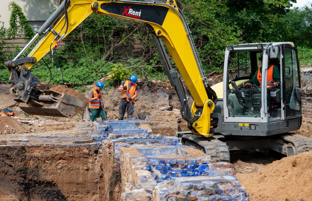 Mit Bagger und Schaufel legen die Archäologen die Fundamente frei