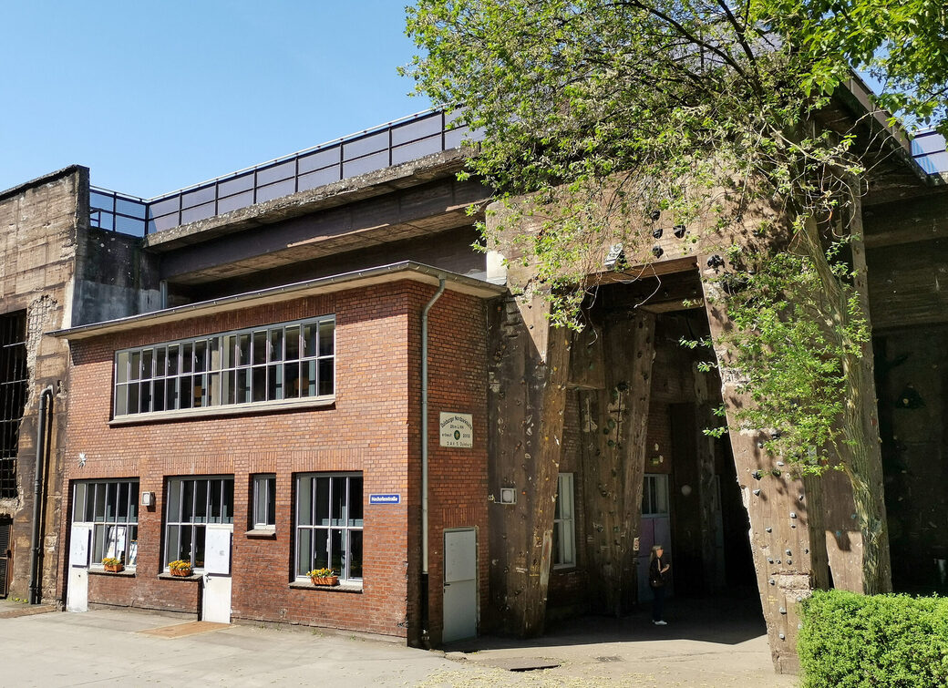 Inmitten des Klettergartens im Landschaftspark Duisburg-Nord steht die Nordparkhütte