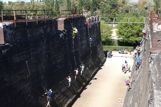 Vor allem im Sommer ist der Klettergarten gut besucht. Hier ein Blick in den Sektor mit den Klettersteigen