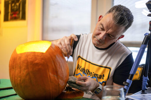 Für den Feinschliff greift Danny Gießner zu kleinen Feilen und Schnitzwerkzeugen