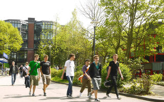 Studenten an einem Sommertag auf dem Campus