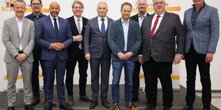 An der Jahrestagung nahmen folgende Amtsträger teil.  Im Bild von links nach rechts: Hubert Bruls (Nijmegen), René Verhulst (Ede), Ahmed Marcouch (Arnheim), Peter Messerschmidt (Apeldoorn), Dr. Stephan Keller (Düsseldorf), Stadtdirektor Martin Murrack (Duisburg), Christoph Fleischhauer (Moers). Das 100.000+Städtenetzwerk arbeitet auf Basis des Memorandums of Understanding aus dem Jahr 2017 in zahlreichen Themen in der Euregio Rhein-Waal zusammen.