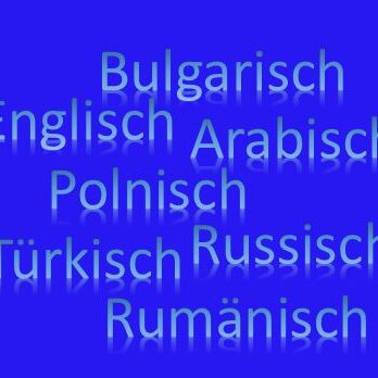 Blauer Kasten mit den Worten Arabisch, Rumänisch, Türkisch, Englisch, Polnisch, Bulgarisch, Russisch