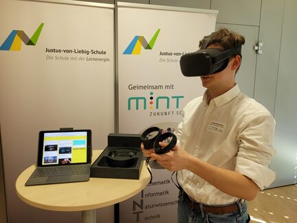 Mensch trägt eine VR-Brille