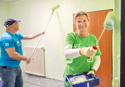 Mitarbeitende sind mit Farbrollen aktiv