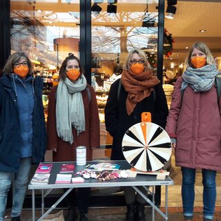 Mitarbeiterinnen der Frauenberatungsstelle Duisburg verteilen kostenlose Brötchentüten vor der Bäckerei Bolten auf der Königstraße