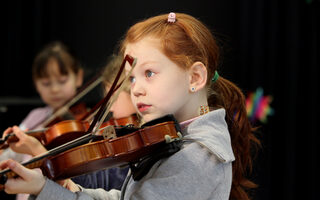 Mädchen spielt Violine