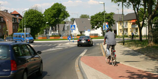 Radfahrer vor einem Kreisverkehr