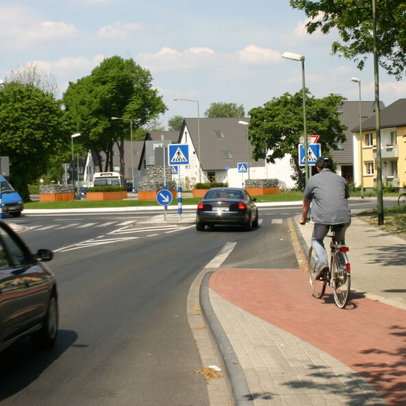 Radfahrer vor einem Kreisverkehr
