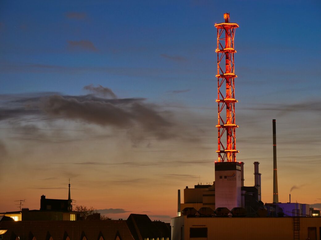 Stadtwerketurm ist orange beleuchtet