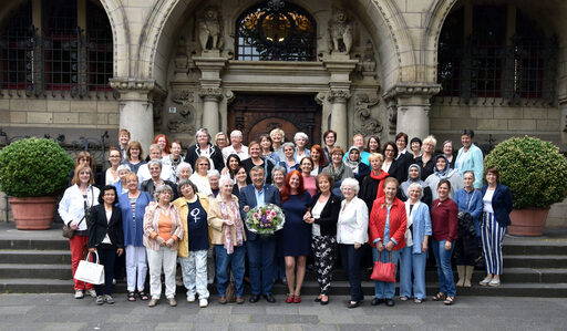 Gruppenfoto des Frauennetzwerks vor Duisburger Rathaus