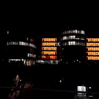 Die Five Boats im Innenhafen leuchten orange