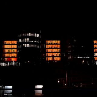 Die Five Boats im Innenhafen leuchten orange