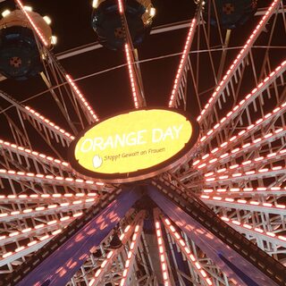 Das Riesenrad mit dem Text "Orange Day" in der Mitte