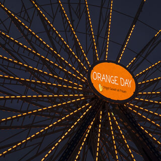 Das Riesenrad leuchtet in Orange