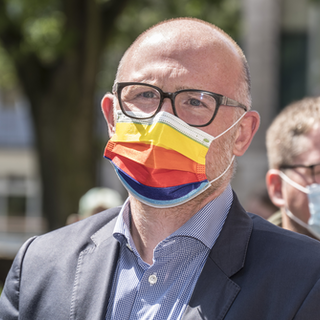 Oberbürgermeister Sören Link mit Regenbogenmaske