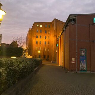 Stadtmuseum bei anbrechender Dunkelheit