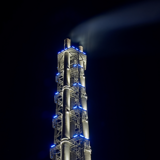 Blau weiß beleuchteter Startwerketurm