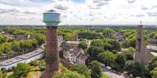 Luftaufnahme - Duisburg-Hamborn - Wasserturm an der Alleestraße und kath. Kirche St. Josef (sog. Sprungschanze)