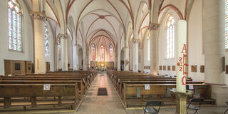 Herz-Jesu-Kirche in Duisburg-Neumühl. Wegen seiner beiden Türme wird er auch "Schmidthorster Dom" genannt.