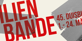 Roter Schriftzug: FAMILIENBANDE 45. Duisburger Akzente 1.-24.März 2024