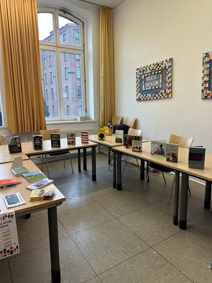 Aufnahme aus dem Ausstellungsraum der Stadtbibliothek Duisburg, auf Tischen sind Bücher zum Thema Menschenrechte ausgestellt