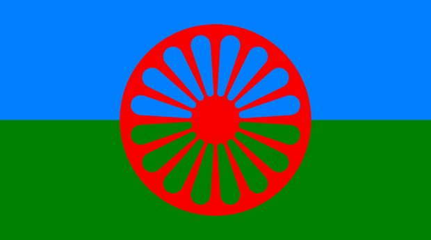 Flagge der Rom: oben blau unten grün. In der Mitte eine Art rotes Rad
