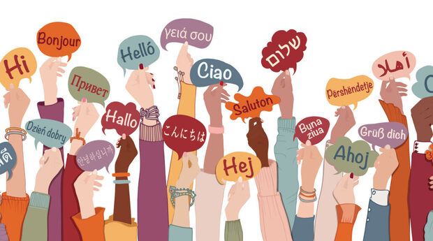 Arme verschiedener Menschen, die unterschiedliche, bunte Sprechblasen in den Händen halten auf denen "Hallo" in verschiedenen Sprachen steht