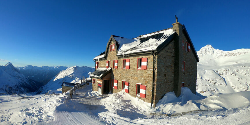 Haus im alpinen Schnee