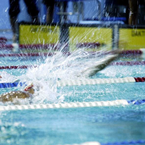 Schwimmer krault im Schwimmstadion