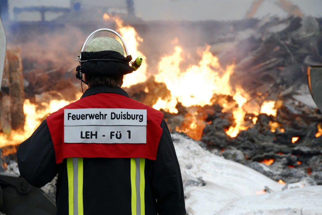 Feuer und Feuerwehrmann