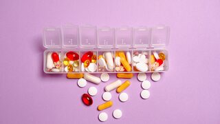 Eine Tablettendose gefüllt mit Medikamenten
