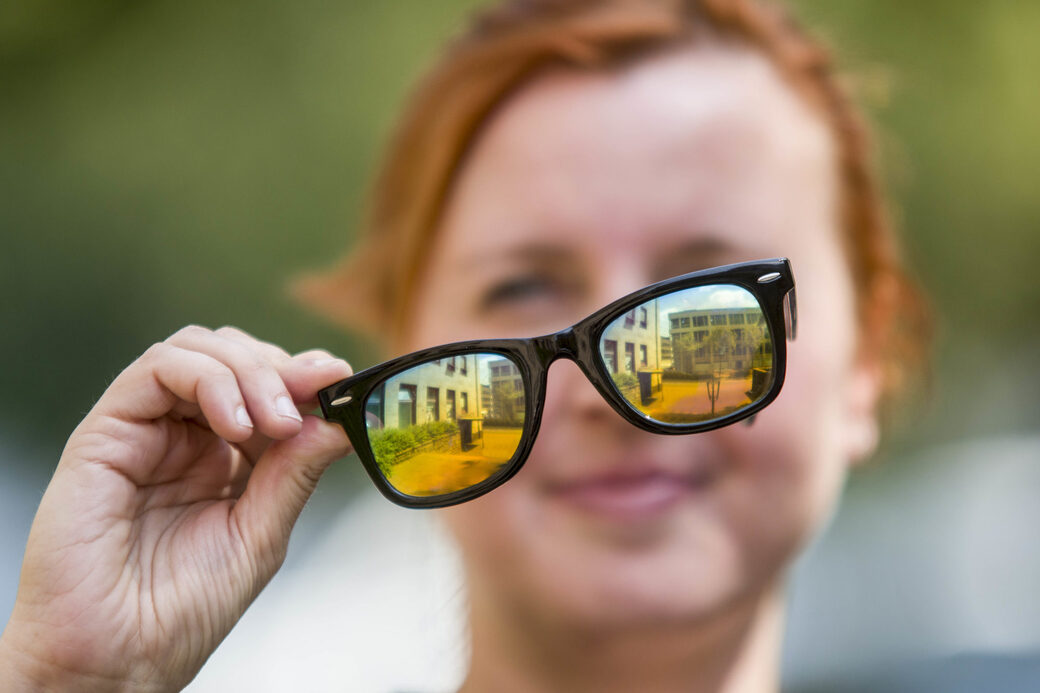 Frau mit Sonnenbrille