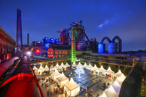 Luftaufnahmen beleuchtete Weihnachtsbuden im Landschaftspark