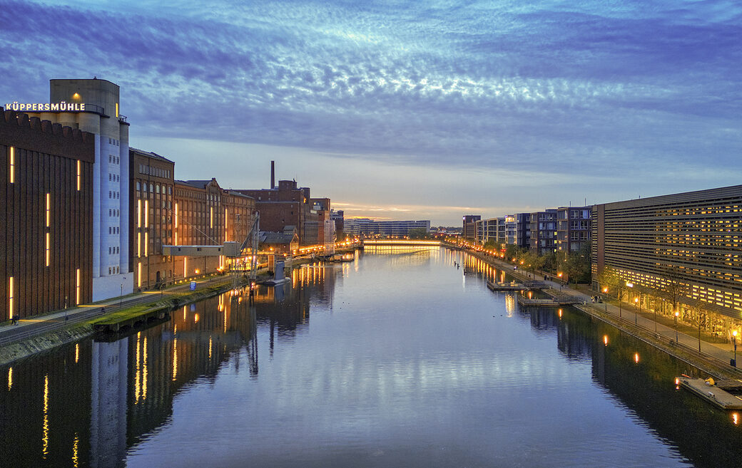 Innenhafen Duisburg mit Kanal und Bürozeilen rechts und links