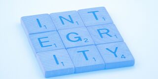 Scrabble-Buchstaben, die das Wort Integrity bilden