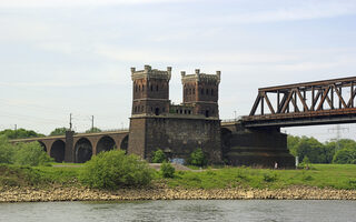 Eisenbahnbrücke über den Rhein mit historischen Brückentürmen