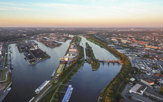 Ruhrhafenanlagen aus der Luftperspektive im Sonnenuntergang
