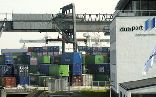 duiport Firmenglände mit Container und Kran