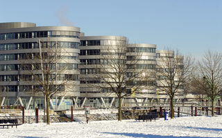 Winterliche Ansicht einiger Bürobauten.